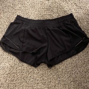 Lululemon Hotty Hot Low-Rise Lined Short 2.5”